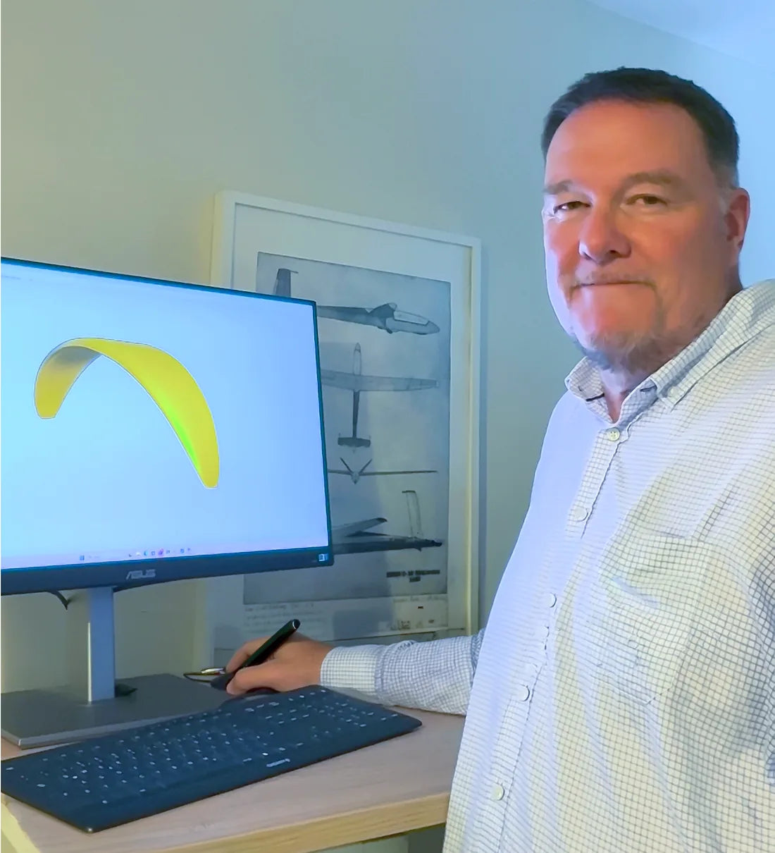 Aerodynamiker Philip Kolb am Rechner mit dem 3D-Modell einer Gleitschirmkappe