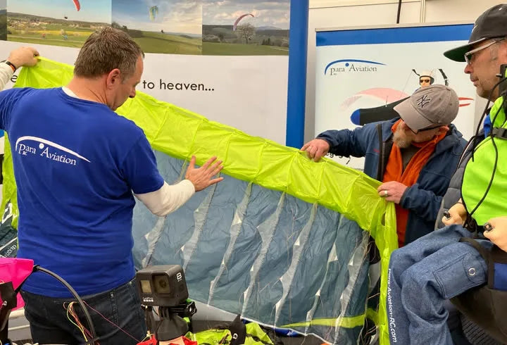 Para Aviation RC zeigt am Messestand die Kappe eines RC-Gleitschirms
