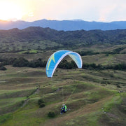 RC Paraglider Libra 3.7 RS fliegt mit Sitzgurtzeug den Sonnenuntergang entegegen