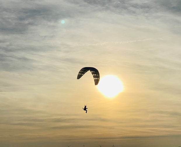 RC Gleitschirm fliegt durch den Sonnenuntergang