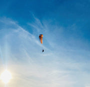 RC Gleitschirm fliegt kurz vor der Sonne