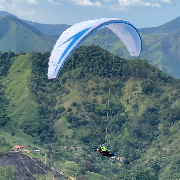 RC Gleitschirm am Hang im tiefen vorbeiflug