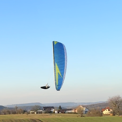 RC Gleitschirm Libra 3.7 RS in starker Schräglage über grünem Feld