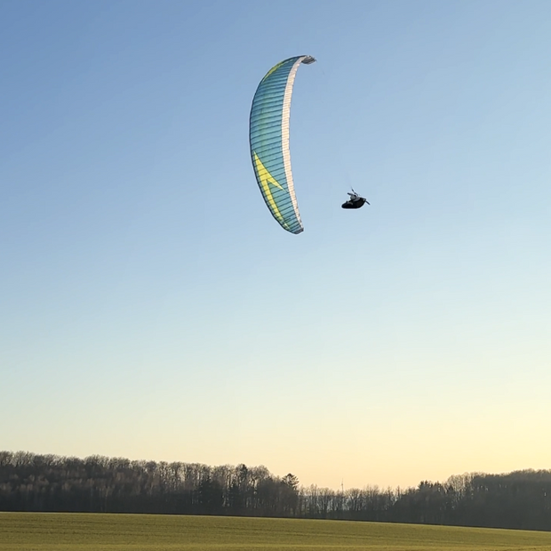 RC Gleitschirm Libra im Queranflug über Feld