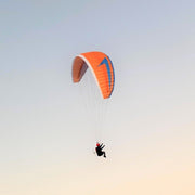 RC-Gleitschirm mit Sitzgurtzeug fliegt am Abendhimmel | RC-Paraglider | RC- Paragliding