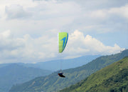 RC Gletischirm in grün fliegt in Südamerika in Berglandschaft