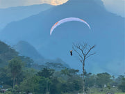 RC ParagliRC Gleitschirm fliegt in Berglandschaft