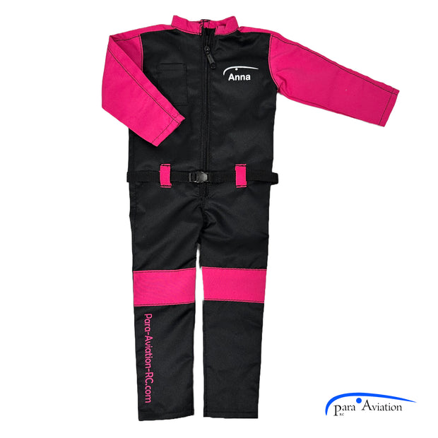 RC Gleitschirm  Pilotin ANNA Anzug in Schwarz und Magenta, mit Vorderreißverschluss und Montagelöchern für Zubehör auf dem Rücken, Maßstab 1:3 - Vorderansicht