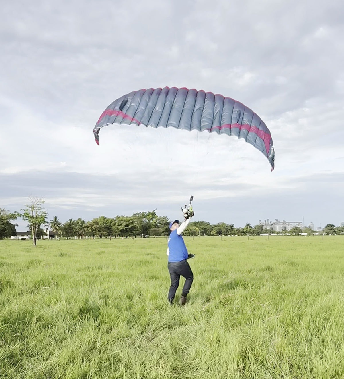 RC-Gleitschirm NYRO CORE beim Start: Die Kappe steht über dem RC-Piloten, Wiese im Vordergrund