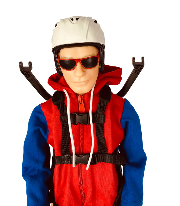 Sudadera con capucha, body rojo, brazos azules con acceso de mantenimiento y puños de goma en los brazos