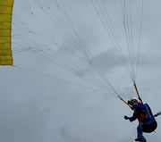 RC Gleitschirm Pilot Noah mit Paraglider Phasor in der Luft
