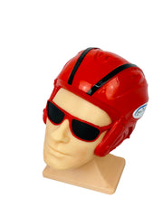 Kopf des Para-RC Piloten Noah "FREE" mit rotem Helm und Sonnenbrille