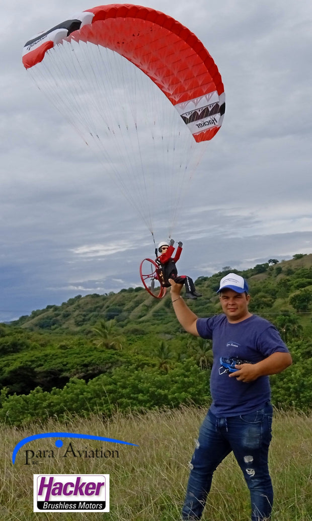 RC-Paragliding | Pilot Noah "FREE" mit Backpack und APS 360° Beim starten auf einer Wiese