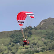 RC Gleitschirm Cloud 1.5 fliegt vor Berglandschaft