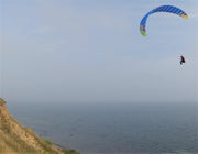 RC-ParRC Paraglider Scale Gurtzeug Noah SR in der Luft an einem RC Paraglider